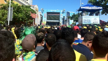 Nem o calor afastou as pessoas da festa nas ruas do Recife