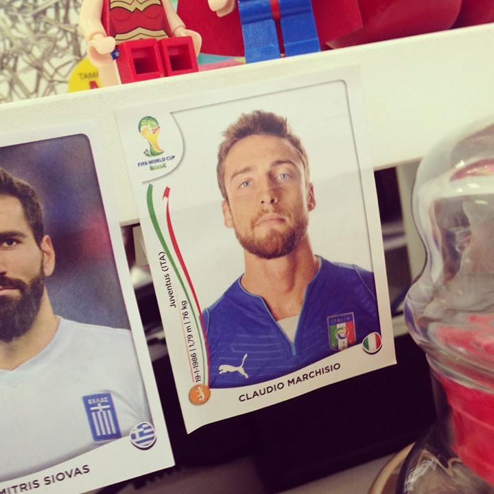 A bancada da nossa designer com Marchisio como "muso"