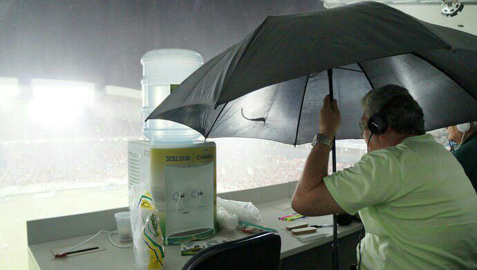 Sempre choveu na cabine do Machad&atilde;o, um defeito que a Arena das Dunas n&atilde;o corrigiu