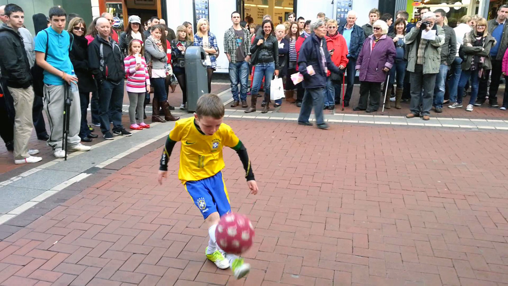 Mini Messi irland&ecirc;s tem habilidade do argentino e autoconfian&ccedil;a de um certo sueco
