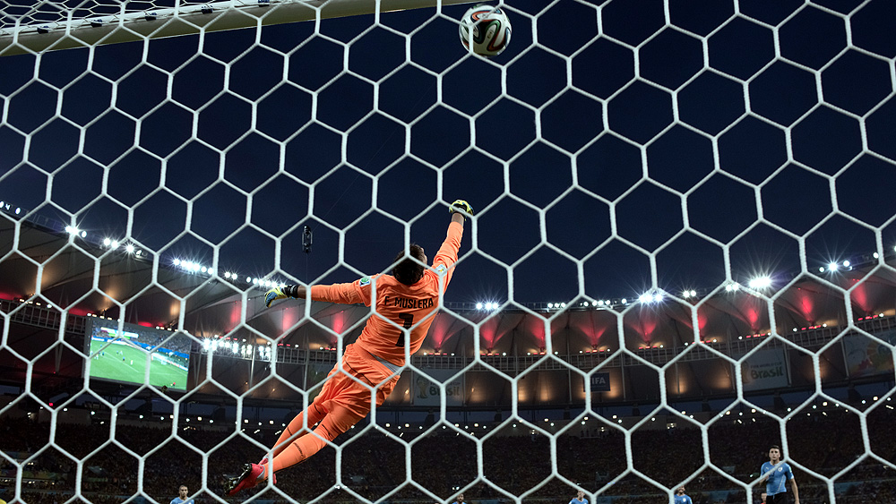 Muslera observa a bola de James Rodr&iacute;guez no Col&ocirc;mbia x Uruguai (Jorge R. Jorge)