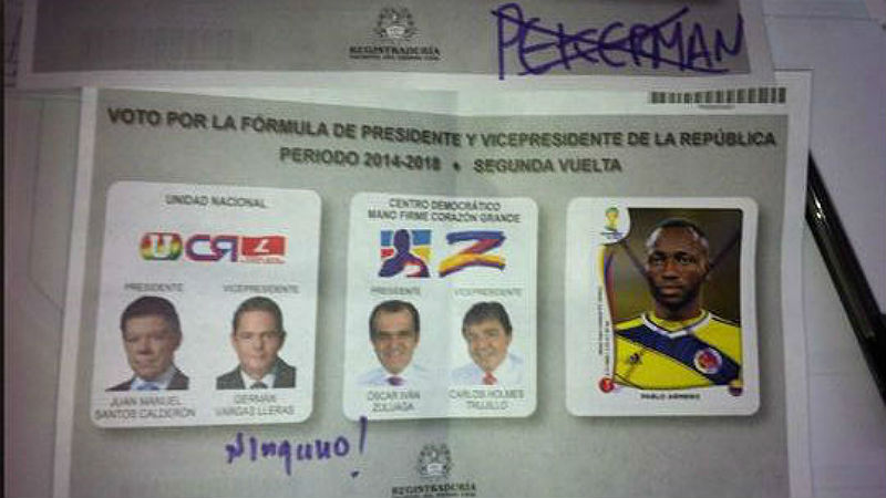 Eleitor cola a figurinha de Armero na c&eacute;dula de vota&ccedil;&atilde;o &agrave; presid&ecirc;ncia da Col&ocirc;mbia