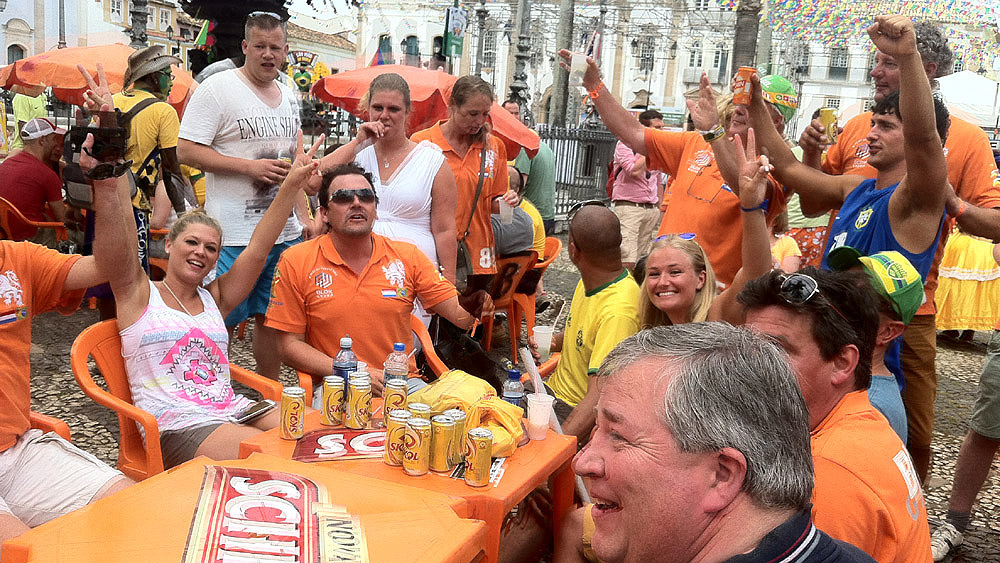 Torcedores holandeses em bar de Salvador (Bruno Bonsanti/Trivela)