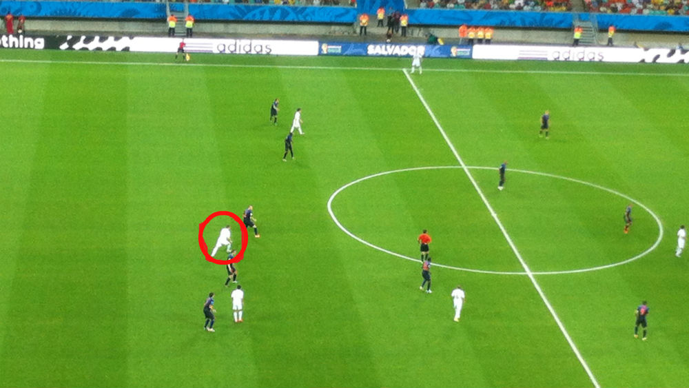 Fernando Torres: no limite dos zagueiros, mas voltando para buscar a bola (Bruno Bonsanti/Trivela)