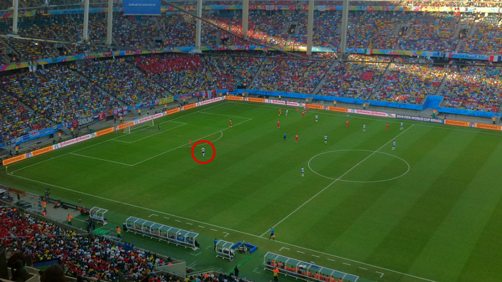 A jogada toda pela direita, e Benzema se apresenta como op&ccedil;&atilde;o na esquerda