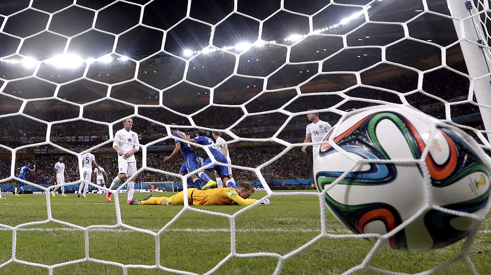 Italianos comemoram gol de Marchisio contra a Inglaterra (AP Photo/Matt Dunham)