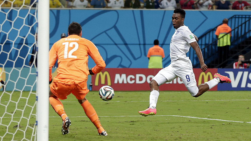 Sturridge toca para empatar o jogo entre Inglaterra e It&aacute;lia em Manaus (AP Photo/Marcio Jose Sanchez)