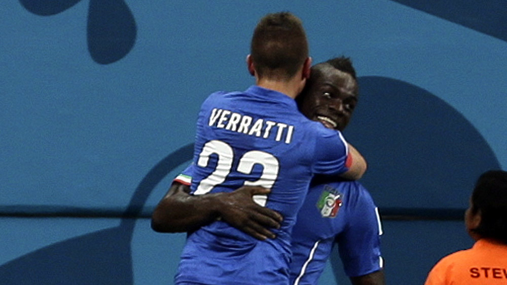 Verratti e Balotelli comemoram gol da It&aacute;lia sobre a Inglaterra (AP Photo/Martin Mejia)