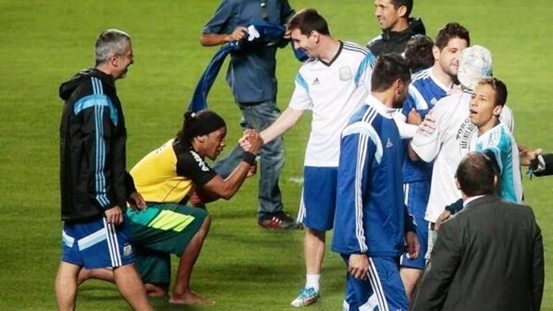 Ronaldinho falseta reverenciando Messi? Japoneses degustando pa&ccedil;oca? Deveria ter Copa todo ano!