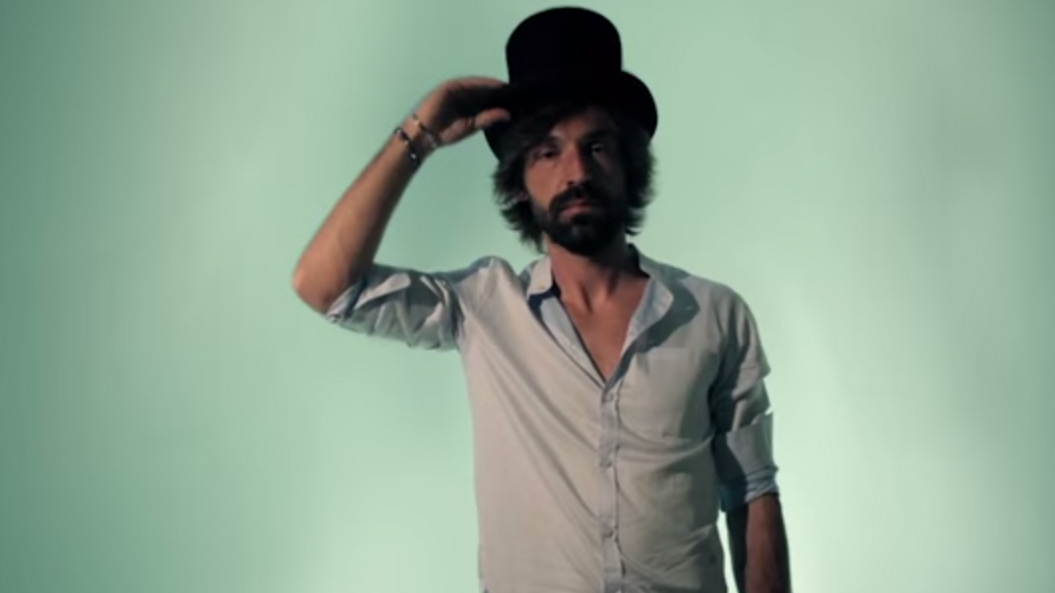 Pirlo desliga a televis&atilde;o, derruba placa e at&eacute; apaga a luz com a bolas nos p&eacute;s