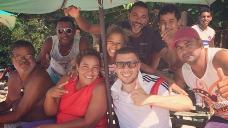 Podolski no meio do pov&atilde;o? Valencia recebendo a chave de Viam&atilde;o? Deveria ter Copa todo ano