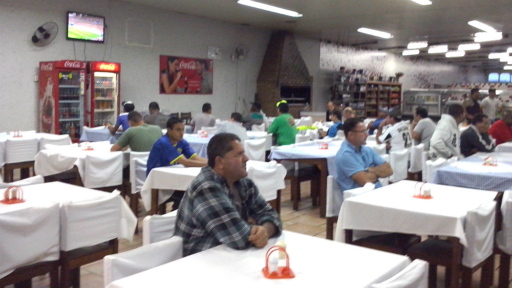Caminheiros acompanham a Brasil x Camar&otilde;es em um restaurante de estrada (Ubiratan Leal/Trivela)