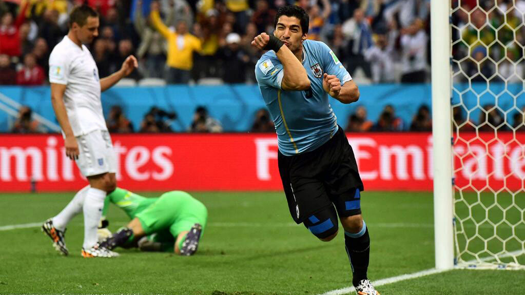 Luis Su&aacute;rez comemora o gol que abriu o placar na Arena Corinthians