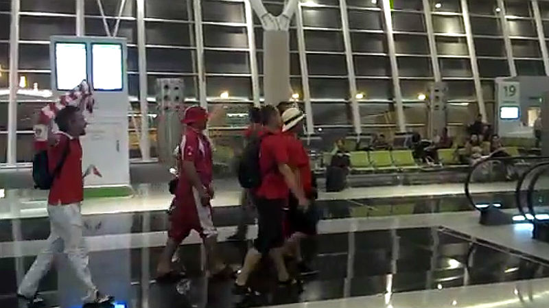 Suíços transformam Aeroporto de Brasília em arquibancada após vitória