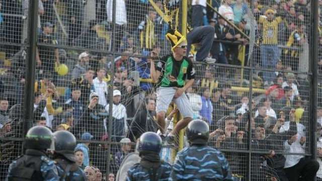 A viol&ecirc;ncia no futebol argentino chegou (outra vez) ao limite do absurdo neste final de semana