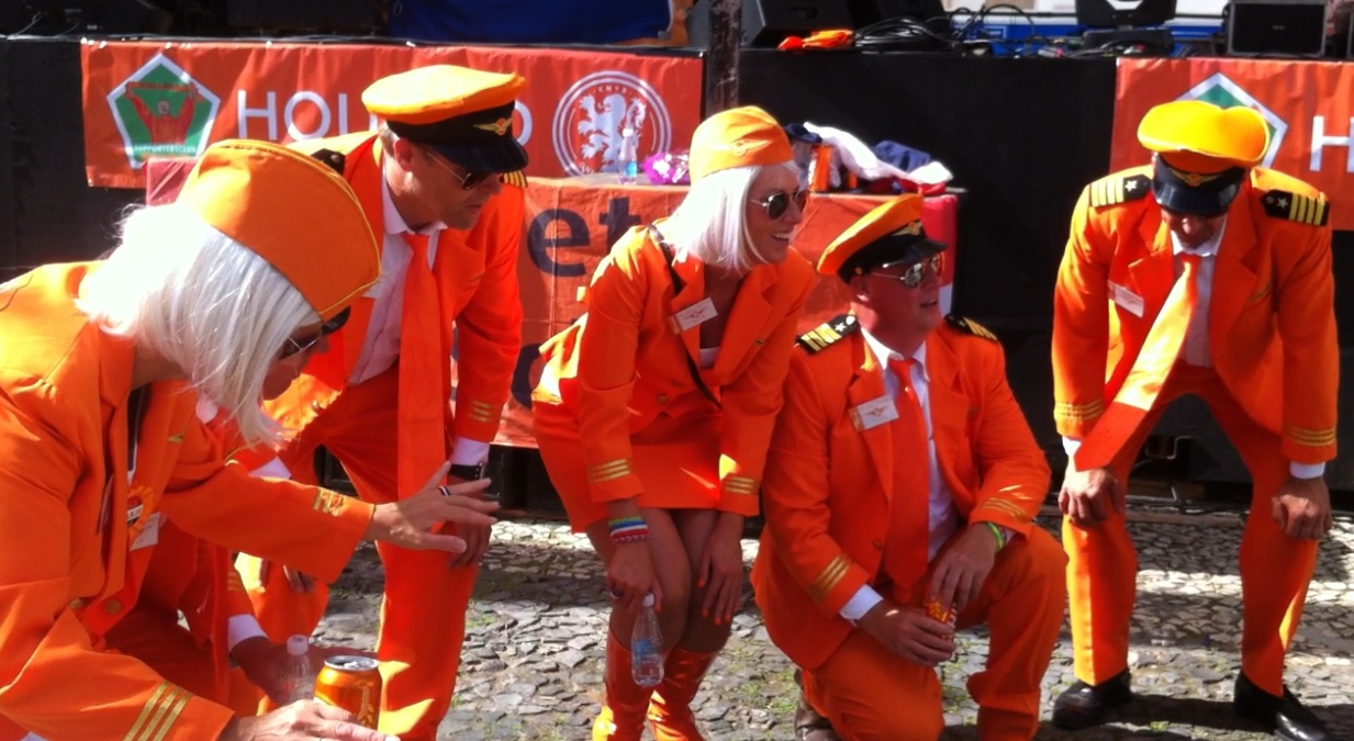 Por que eles est&atilde;o vestidos de aviadores? Porque quiseram