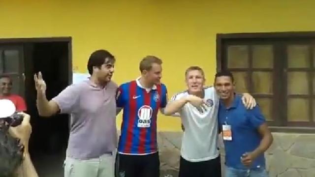 A melhor cena da Copa at&eacute; agora: Neuer e Schweinsteiger gritando &ldquo;Ba&ecirc;a, Ba&ecirc;a, Ba&ecirc;a!&rdquo;