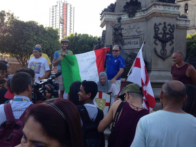 Torcedores italianos na pra&ccedil;a central de Manaus