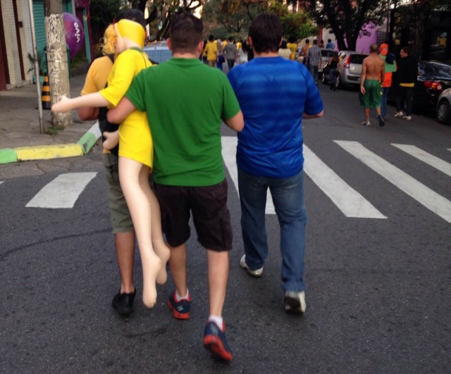 Um brasileiro e sua boneca infl&aacute;vel