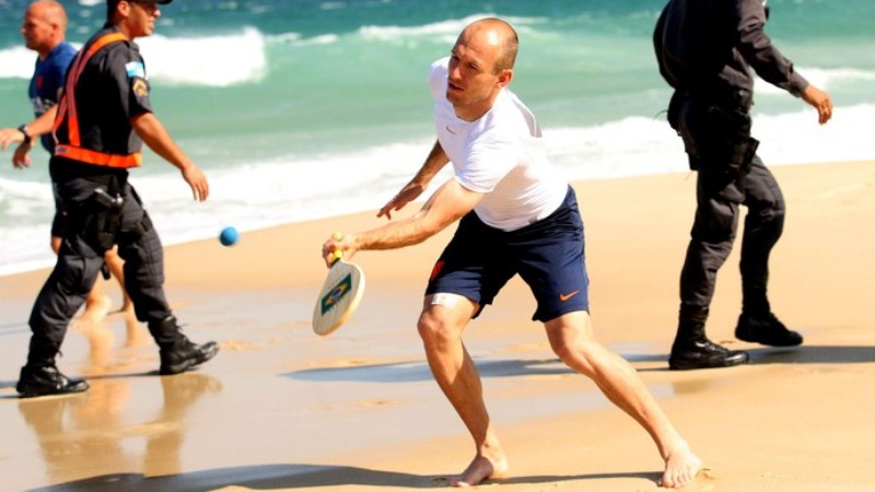 Robben jogando frescobol? Welbeck dan&ccedil;ando Lepo-Lepo? Deveria ter Copa todo ano