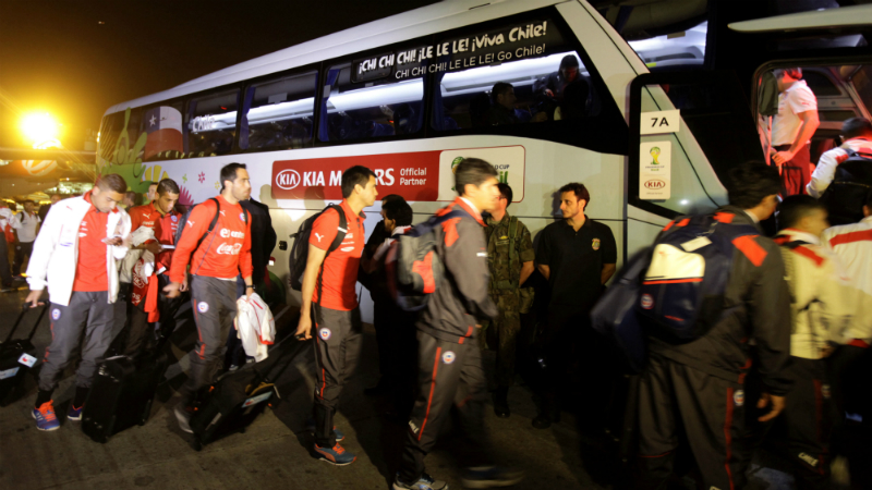 Torcedora chilena se atirou na frente do ônibus da seleção e quase ficou sem Copa
