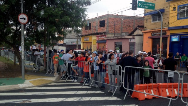 N&atilde;o se entra na passarela sem ingresso (Foto: Felipe Lobo/Trivela)