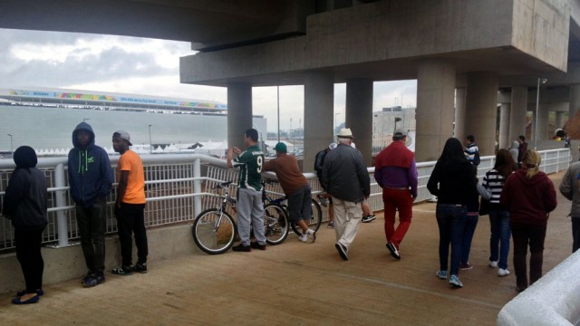 Tem palmeirense em Itaquera tamb&eacute;m, e ele tamb&eacute;m fica de olho na passagem de torcedores (Foto: Felipe Lobo/Trivela)