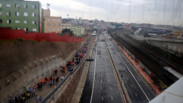 Radial Leste bloqueada, enquanto torcedores caminham para a Arena Corinthians (Foto: Felipe Lobo/Trivela)