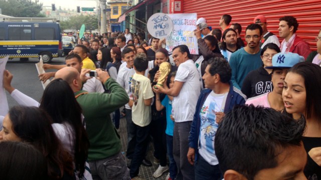 A ta&ccedil;a do mundo virou atra&ccedil;&atilde;o do lado de fora da passarela de torcedores (Foto: Felipe Lobo/Trivela)