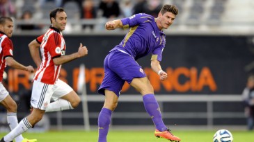 Mario Gomez fazendo gol pela Fiorentina jogando na Argentina é dessas cenas divertidas