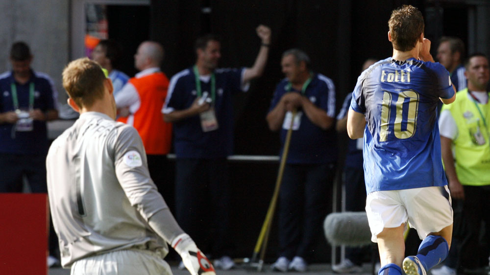 Totti comemora o gol de p&ecirc;nalti contra a Austr&aacute;lia, nas oitavas de 2006 (AP Photo/Luca Bruno)  