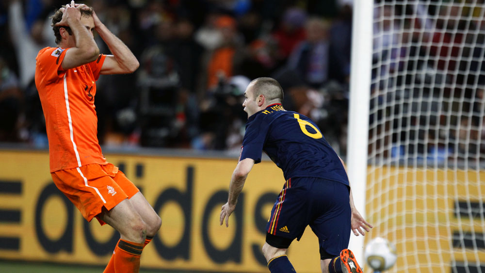 A Espanha abandonou as frustra&ccedil;&otilde;es da F&uacute;ria para conquistar a Copa do Mundo com seu tiki-taka em 2010