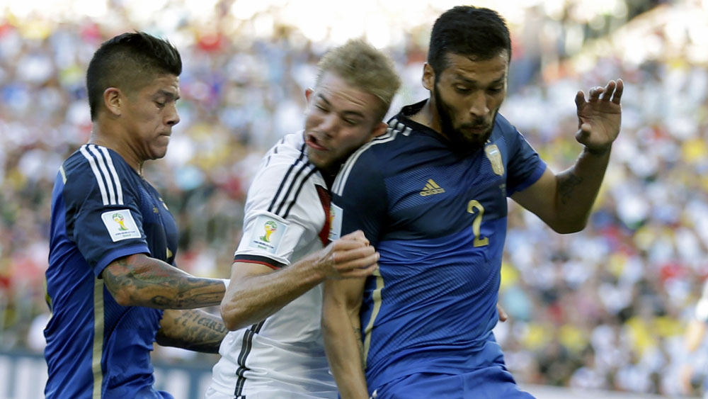 Kramer se choca com Garay (AP Photo/Natacha Pisarenko)
