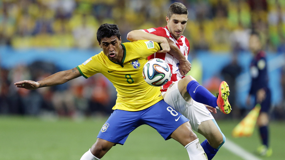 Paulinho em jogo contra a Cro&aacute;cia (AP Photo/Andre Penner)