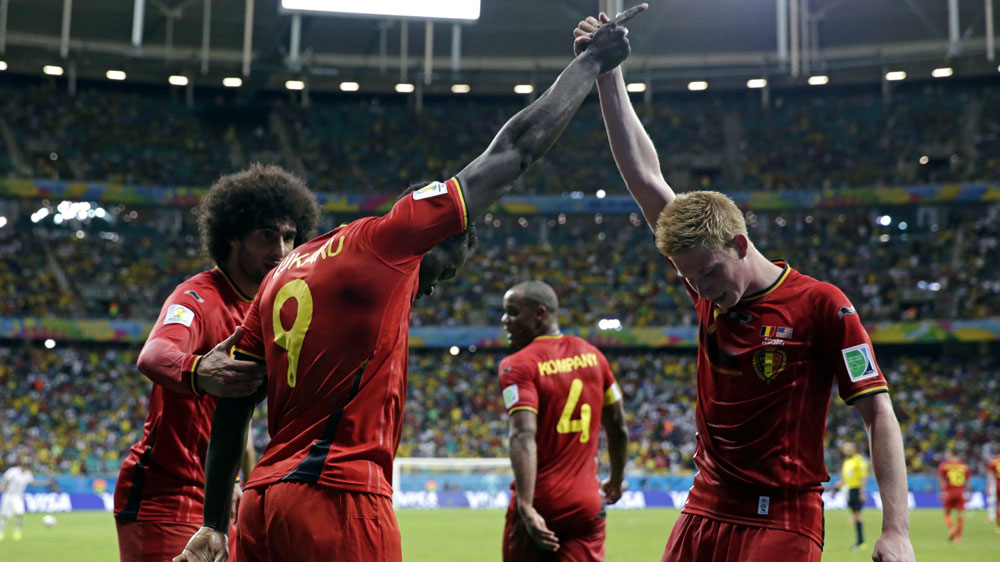 Lukaku cumprimenta De Bruyne (AP Photo/Matt Dunham)