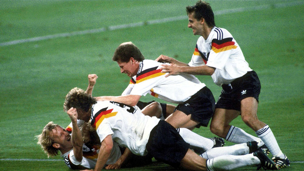 Alem&atilde;es comemoram o gol de p&ecirc;nalti de Brehme (AP Photo/Carlo Fumagalli, File)