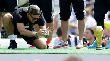 A Alemanha mostrou que a taça da Copa não ficou em boas mãos
