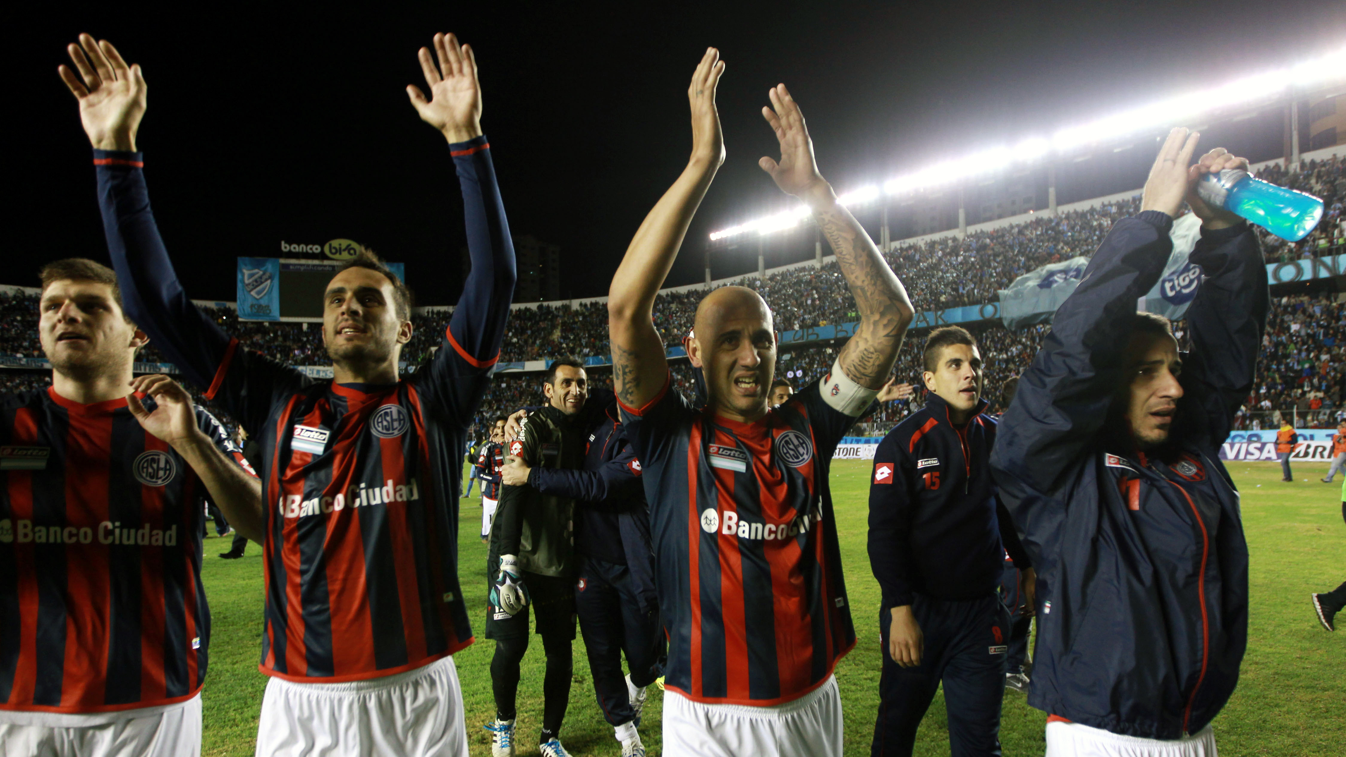Jogadores do San Lorenzo agradecem o apoio dos torcedores em La Paz: Cicl&oacute;n finalista (AP Photo/Juan Karita)