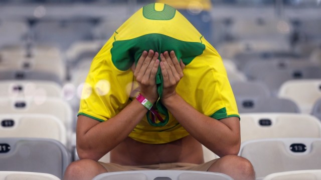 O torcedor esconde o rosto no Mineir&atilde;o