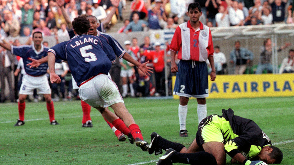 Blanc comemora o gol contra o Paraguai em 1998  (AP Photo/Thomas Kienzle)