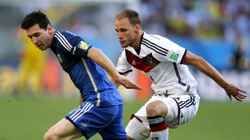 Para acompanhar o crescimento do filho, Höwedes decide se aposentar do futebol aos 32 anos