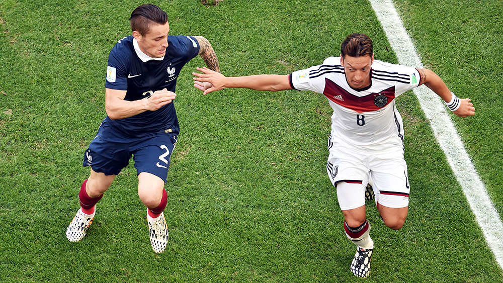 Özil transforma prêmio do título em cirurgia em crianças brasileiras