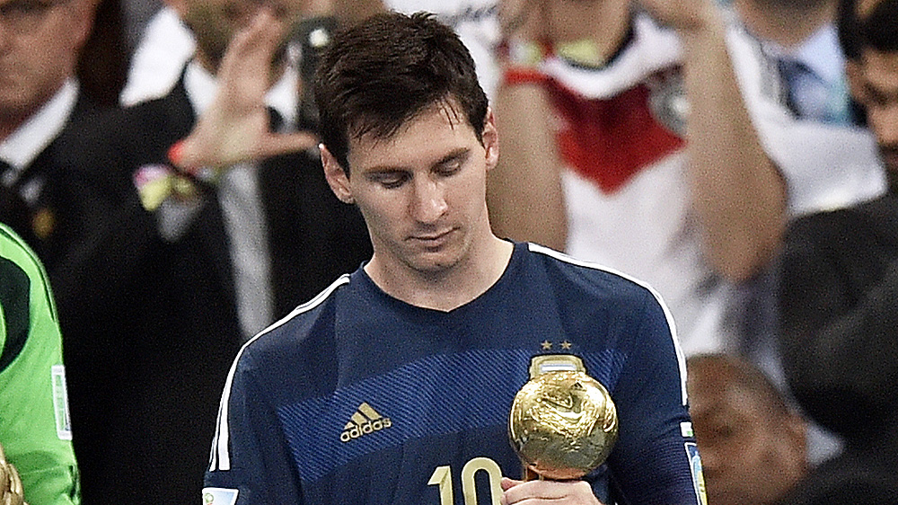 Messi recebe o pr&ecirc;mio de melhor jogador da Copa de 2014 (AP Photo/Martin Meissner)