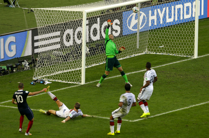 Neuer salva a Alemanha na &uacute;ltima boa chance da Fran&ccedil;a (AP Photo/Thanassis Stavrakis)