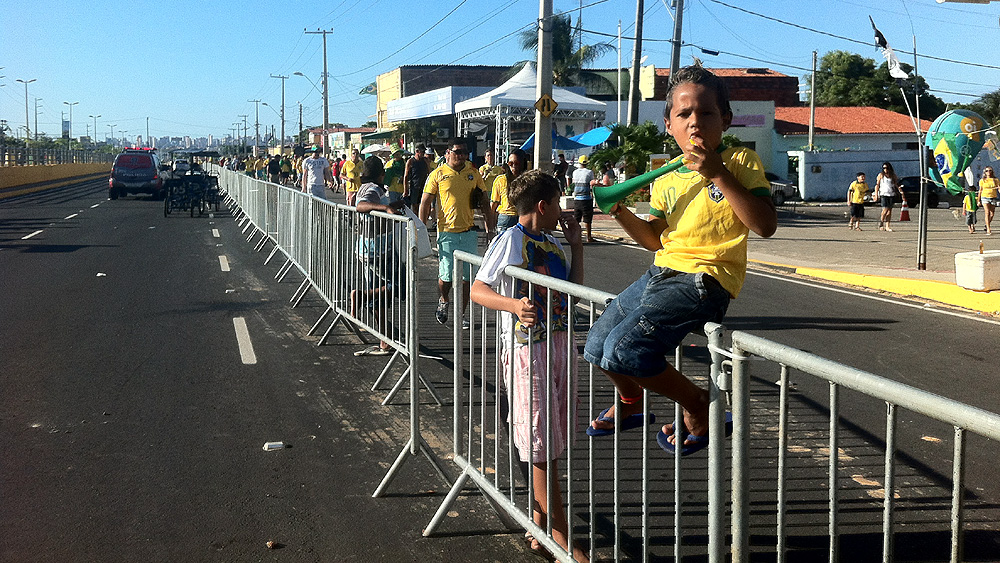 Esse garoto viu a Copa de seu jeito, e não é uma grade ou o preço do ingresso que impediriam