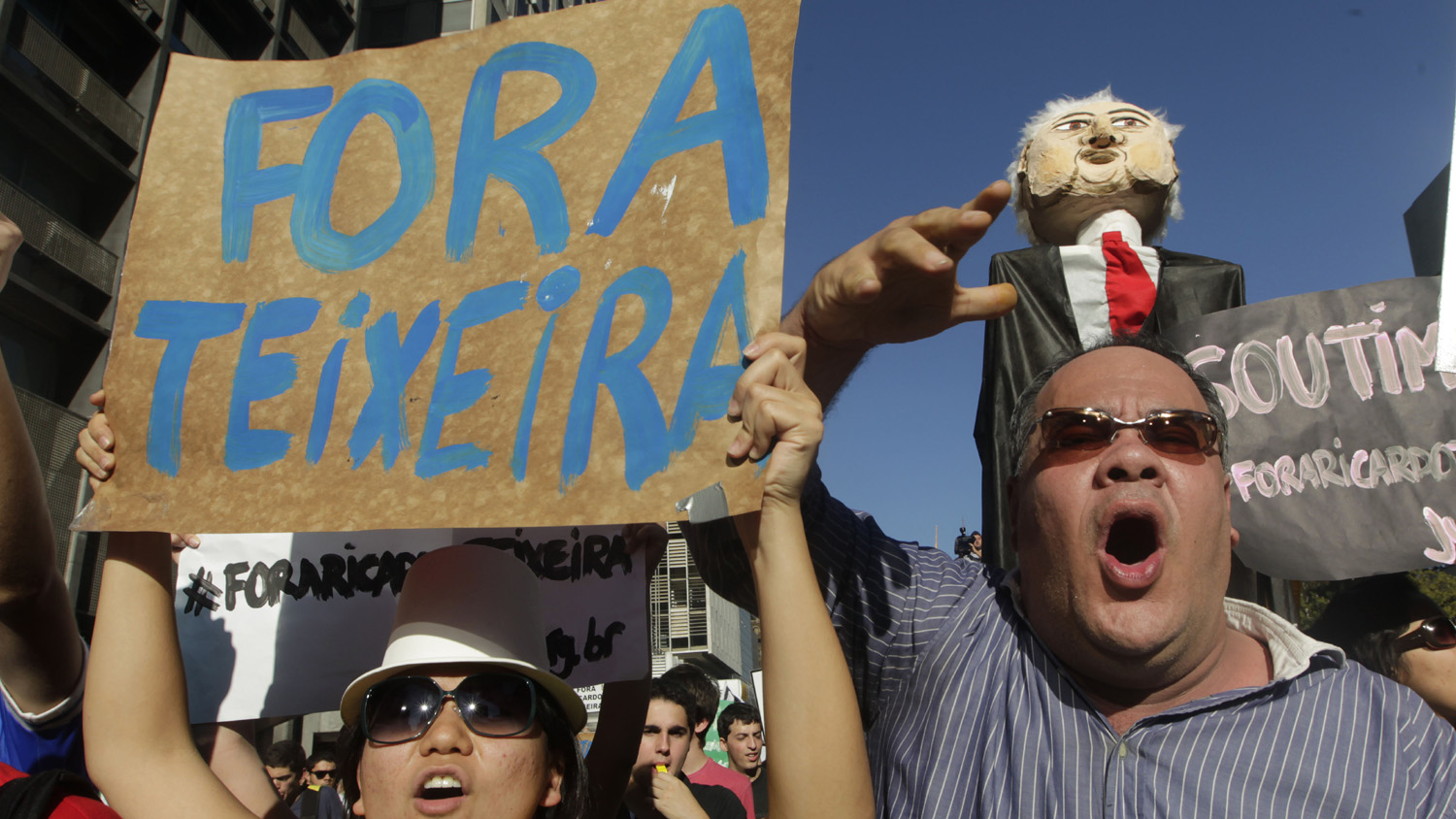 Manifesta&ccedil;&otilde;es contra Ricardo Teixeira foram &agrave;s ruas em 2011 (Foto: AP)