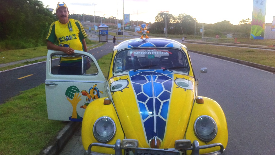 Seu Sebasti&atilde;o e o seu Fuleco de lata (Foto: Bruno Bonsanti/Trivela)