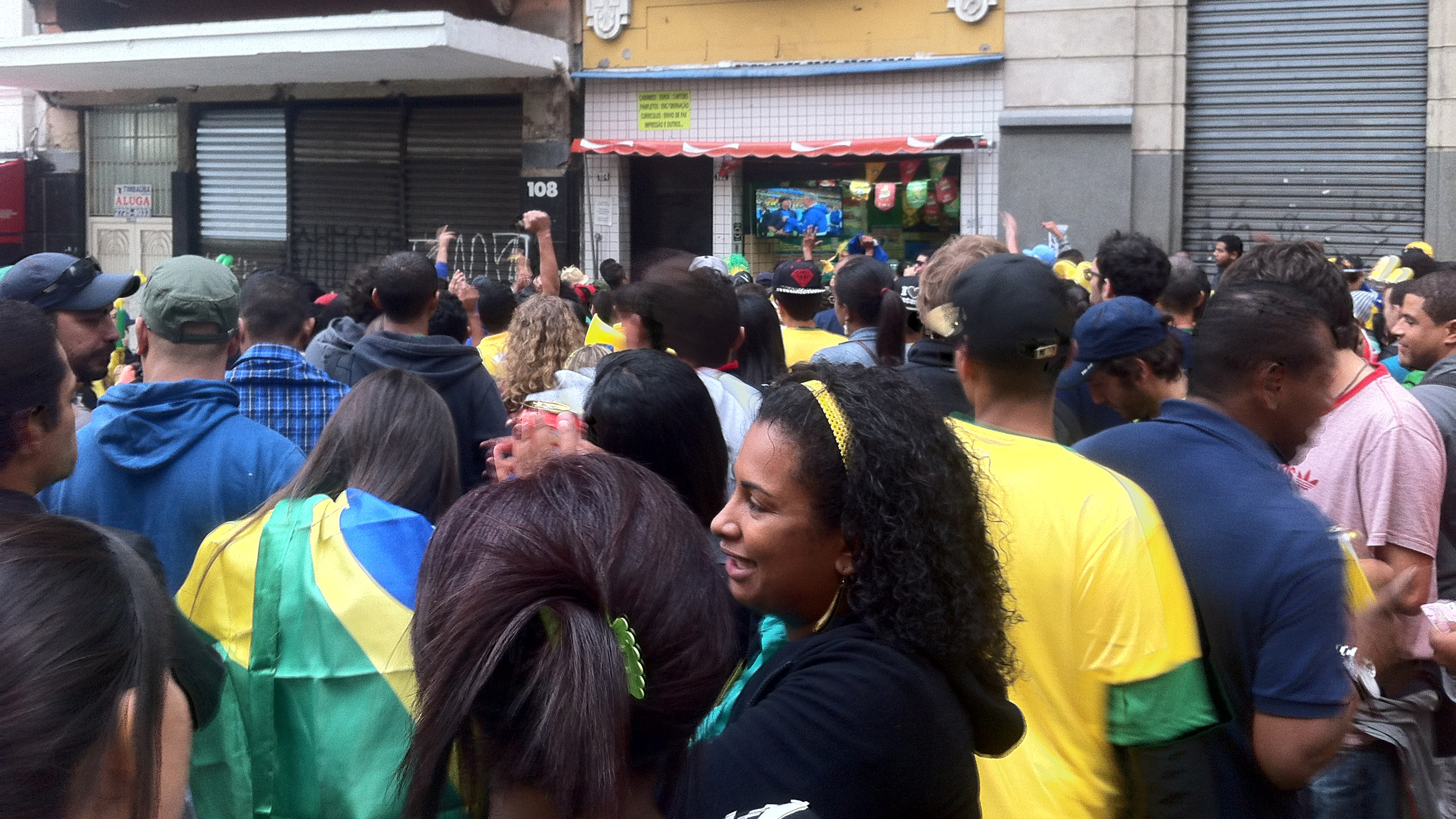 Os arredores do bar ficaram lotados para ver o jogo do Brasil (Foto: Bruno Bonsanti/Trivela)