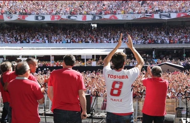Kak&aacute; &eacute; saudado pela torcida do S&atilde;o Paulo (Foto: Rubens Chiri / saopaulofc.net)