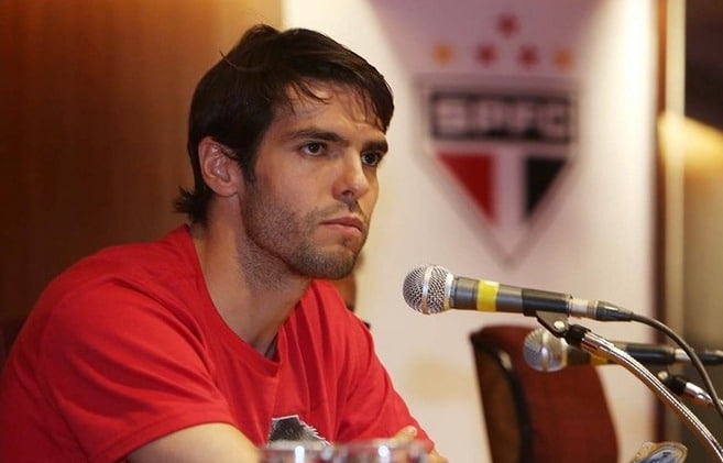 Kak&aacute; em entrevista na sua apresenta&ccedil;&atilde;o ao S&atilde;o Paulo (Foto: Rubens Chiri / saopaulofc.net)